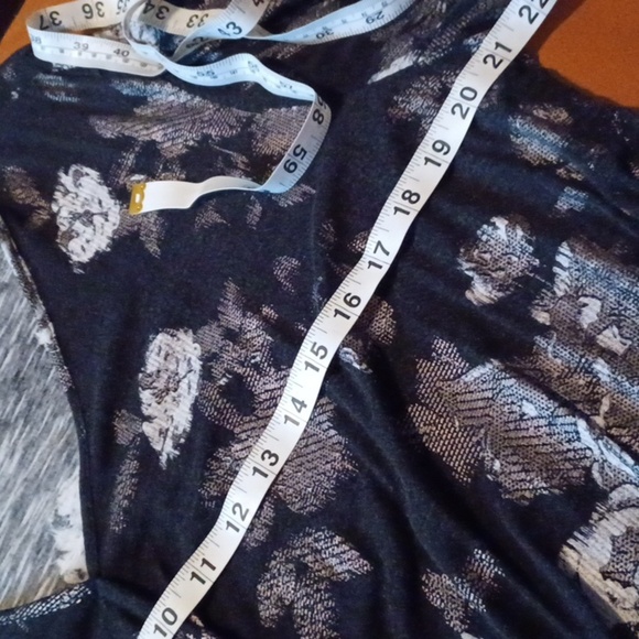 💙🌺Ellen Tracy Black and White Knit Top - Picture 3 of 11